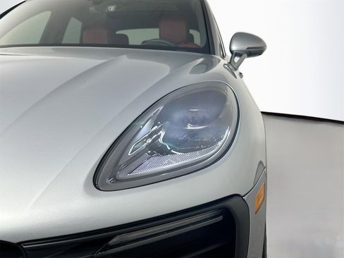 Certified 2025 Porsche Macan image 15