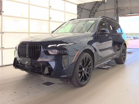Used 2024 BMW X7 xDrive40i w/ M Sport Package AWD/4WD image 3