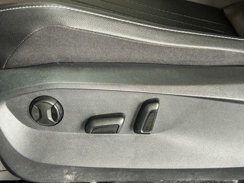 Used 2023 Volkswagen Tiguan SE image 22