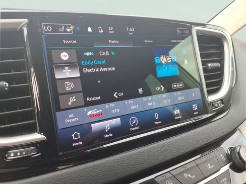 Used 2024 Chrysler Pacifica Touring-L FWD image 8