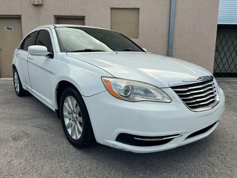 Used 2011 Chrysler 200 Touring FWD image 4