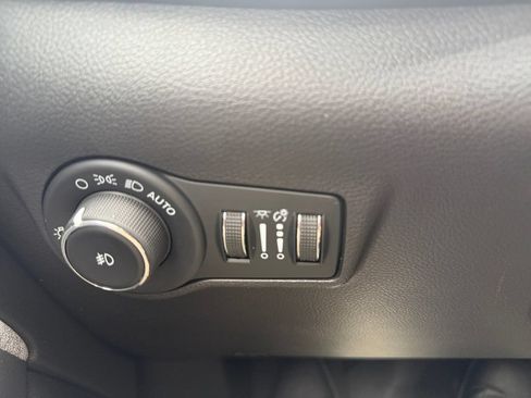 Used 2022 Jeep Compass Latitude w/ Sun and Sound Group AWD/4WD image 34