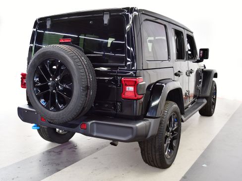 Used 2023 Jeep Wrangler Unlimited Sahara w/ Cold Weather Group AWD/4WD image 7
