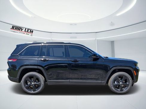 New 2026 Jeep Grand Cherokee Limited RWD image 2