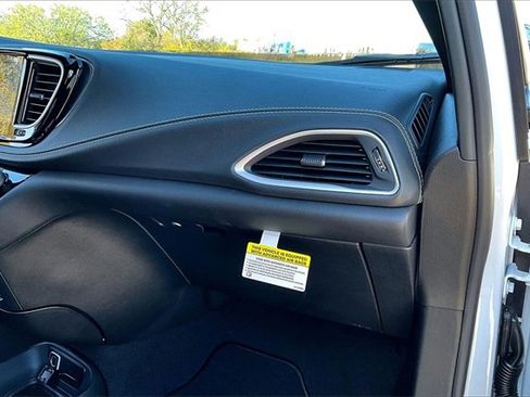 New 2026 Chrysler Pacifica Select image 29