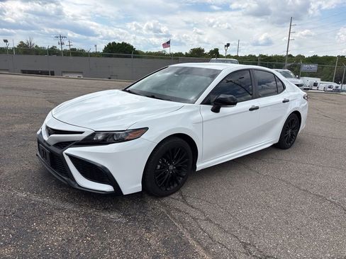 Used 2022 Toyota Camry SE FWD image 3