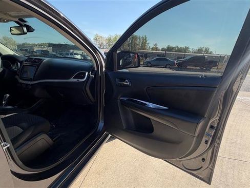 Used 2019 Dodge Journey SE image 19