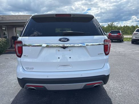 Used 2017 Ford Explorer XLT w/ Equipment Group 202A AWD/4WD image 4