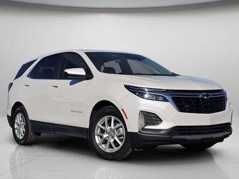 Used 2023 Chevrolet Equinox LT image 2