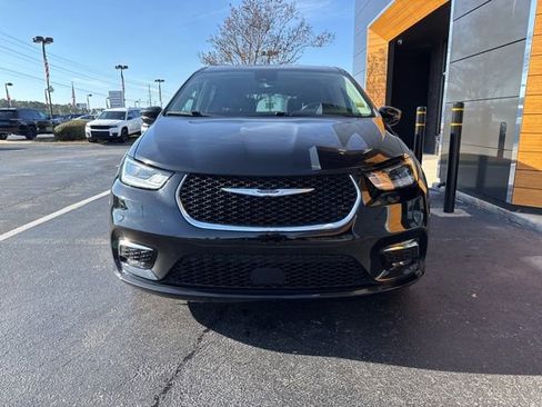 Used 2024 Chrysler Pacifica Touring-L image 3