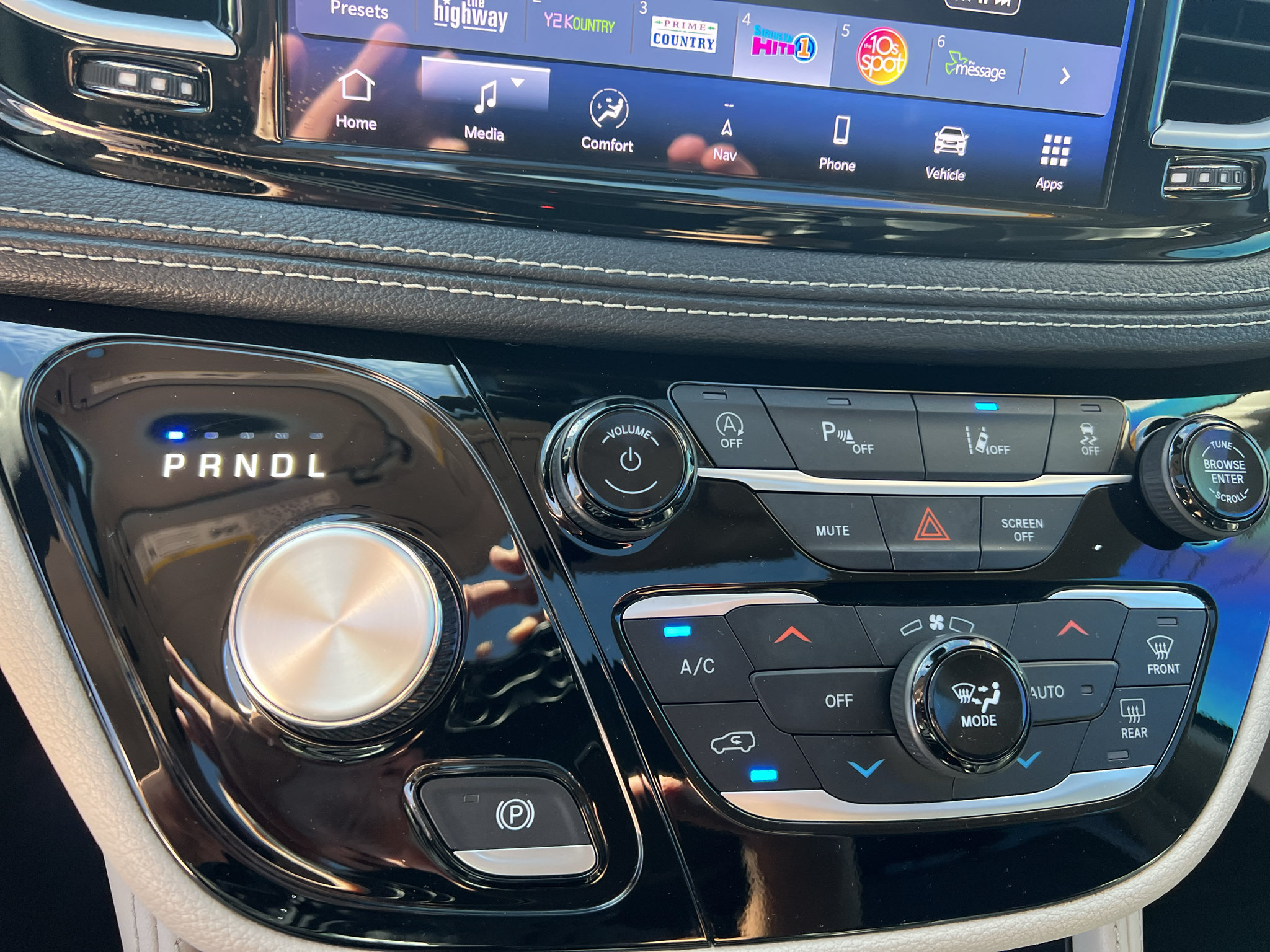 Used 2023 Chrysler Pacifica Limited FWD image 33