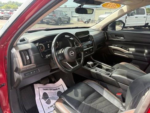 Used 2023 Nissan Pathfinder Platinum AWD/4WD image 3