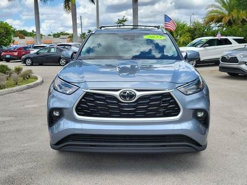 Used 2023 Toyota Highlander XLE FWD image 2