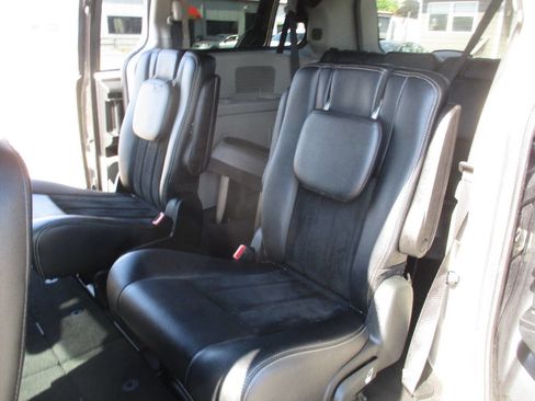 Used 2018 Dodge Grand Caravan SXT image 37