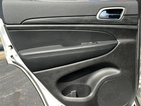 Used 2021 Jeep Grand Cherokee Laredo image 33