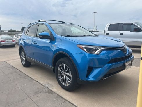 Used 2018 Toyota RAV4 LE AWD/4WD image 6