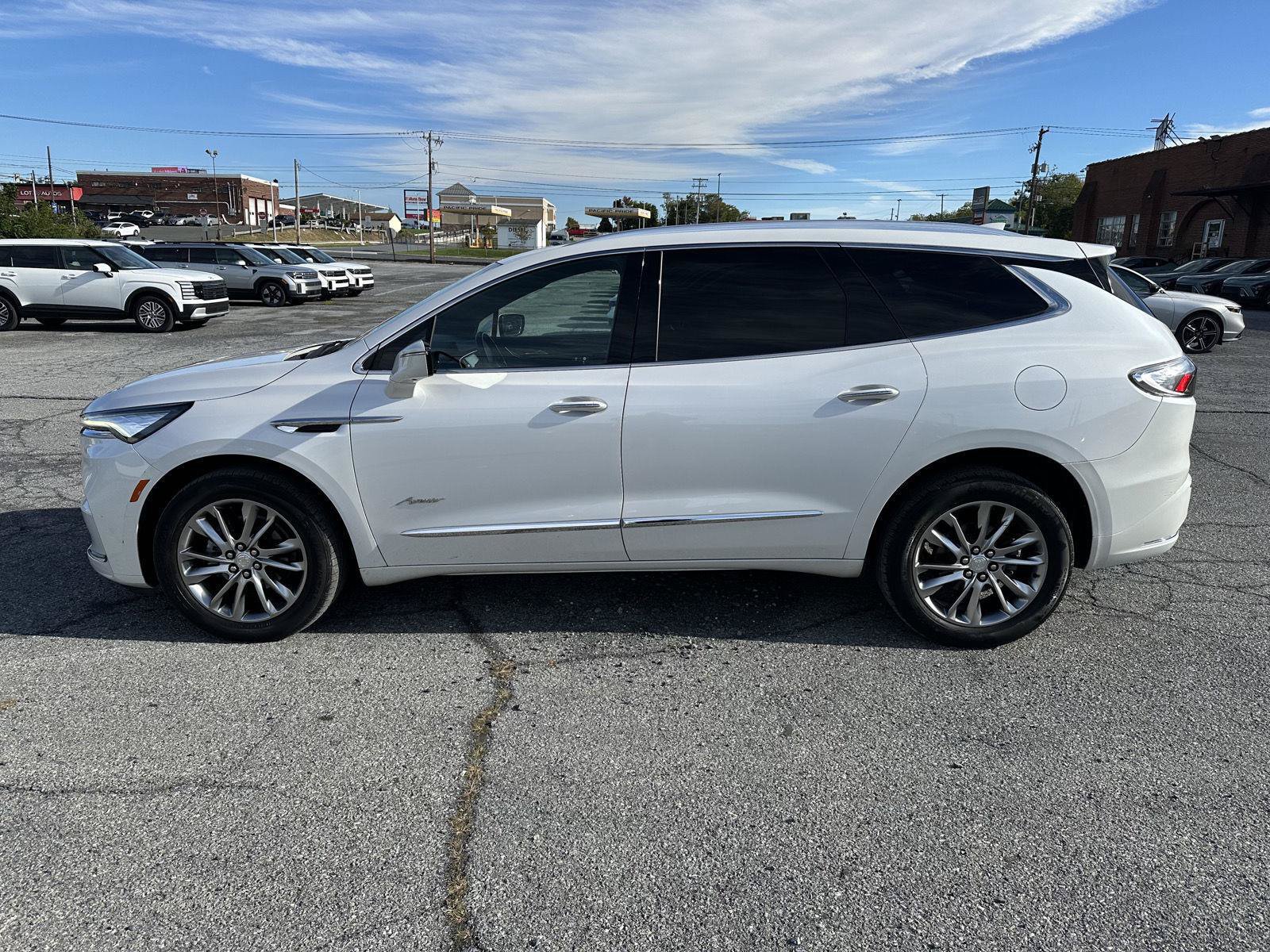 Used 2022 Buick Enclave Avenir w/ Avenir Technology Package AWD/4WD image 5