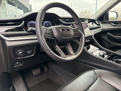 Used 2023 Jeep Grand Cherokee L Limited w/ Luxury Tech Group II image 2
