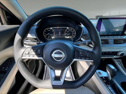 Used 2025 Nissan Altima 2.5 SV FWD image 5