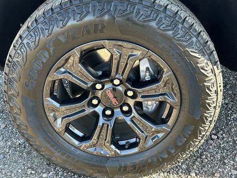 Used 2025 GMC Canyon Elevation image 32