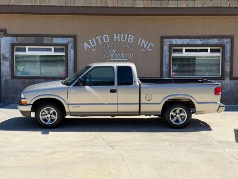 Used 2000 Chevrolet S10 Pickup LS w/ Preferred Equipment Group RWD image 3