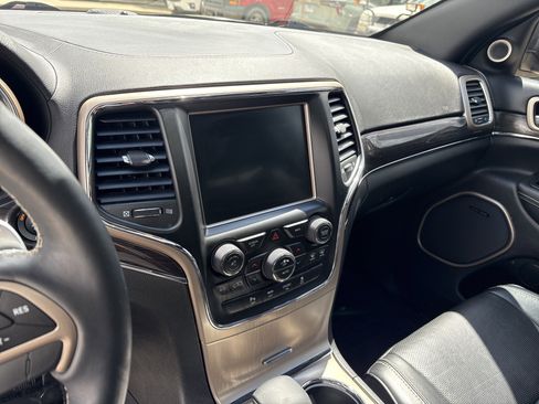 Used 2017 Jeep Grand Cherokee Overland AWD/4WD image 11