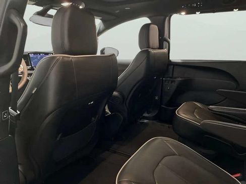 Used 2026 Chrysler Pacifica Limited FWD image 30