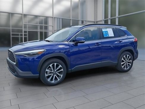 Used 2024 Toyota Corolla Cross XLE image 2