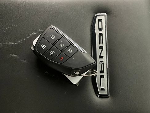 Used 2025 GMC Yukon XL Denali AWD/4WD image 13