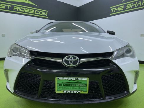 Used 2017 Toyota Camry SE image 3