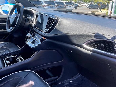 Used 2022 Chrysler Pacifica Limited w/ Uconnect Theater Family Group FWD image 11