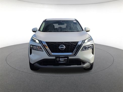 Used 2023 Nissan Rogue SV image 2