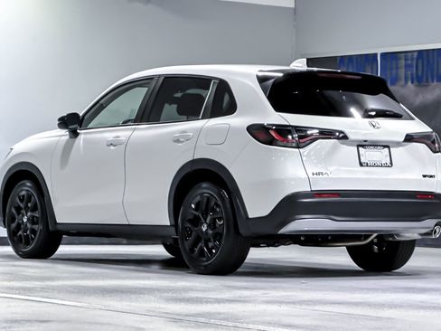Used 2025 Honda HR-V Sport image 3