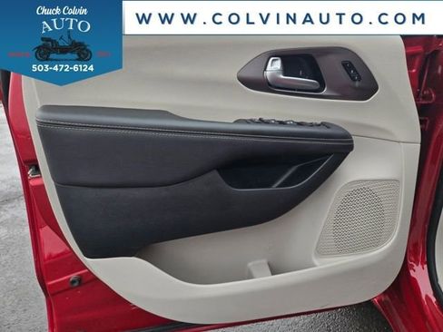 Used 2024 Chrysler Pacifica Touring-L image 12