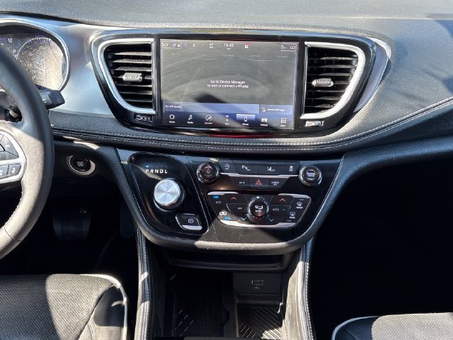 Used 2026 Chrysler Pacifica Limited FWD image 32