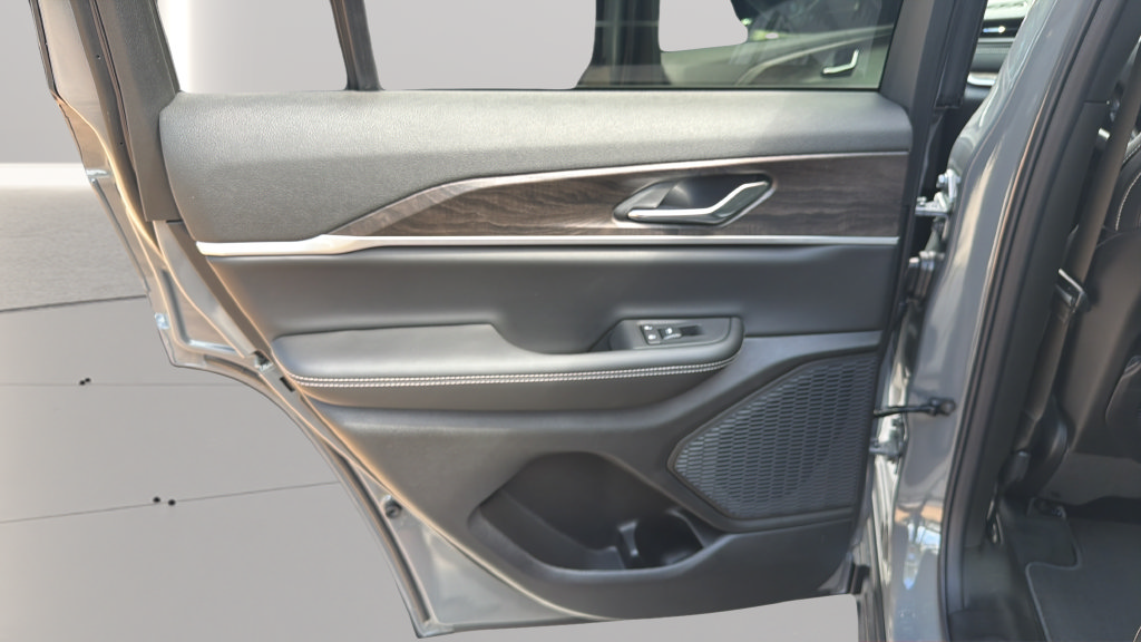 New 2027 Jeep Grand Cherokee Altitude RWD image 23