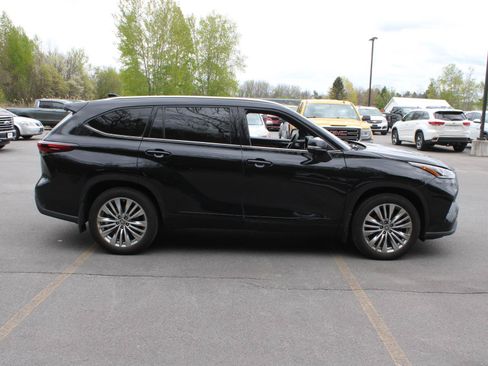 Used 2024 Toyota Highlander Platinum AWD/4WD image 4