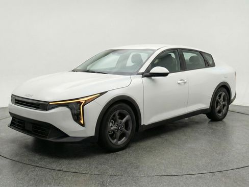 Used 2025 Kia K4 LXS image 3