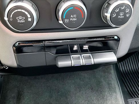 Used 2020 RAM 1500 Big Horn AWD/4WD image 35
