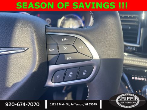 Used 2025 Chrysler Pacifica Select image 13