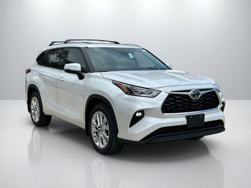 Used 2026 Toyota Highlander Limited image 3