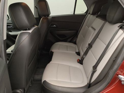 Used 2021 Chevrolet Trax LT w/ Premium Seat Package AWD/4WD image 18