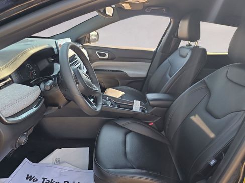 Used 2024 Jeep Compass Latitude image 9