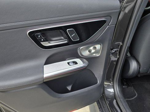 Used 2025 Mercedes-Benz GLC 300 4MATIC image 17