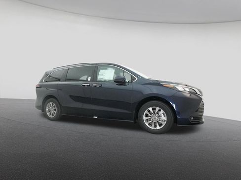 New 2026 Toyota Sienna XLE image 28