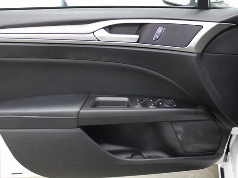 Used 2017 Ford Fusion SE image 11