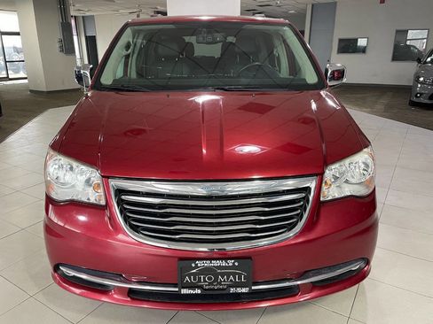 Used 2015 Chrysler Town & Country Touring-L w/ Driver Convenience Group image 2