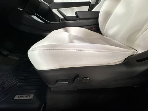 Used 2021 Tesla Model Y Long Range image 9