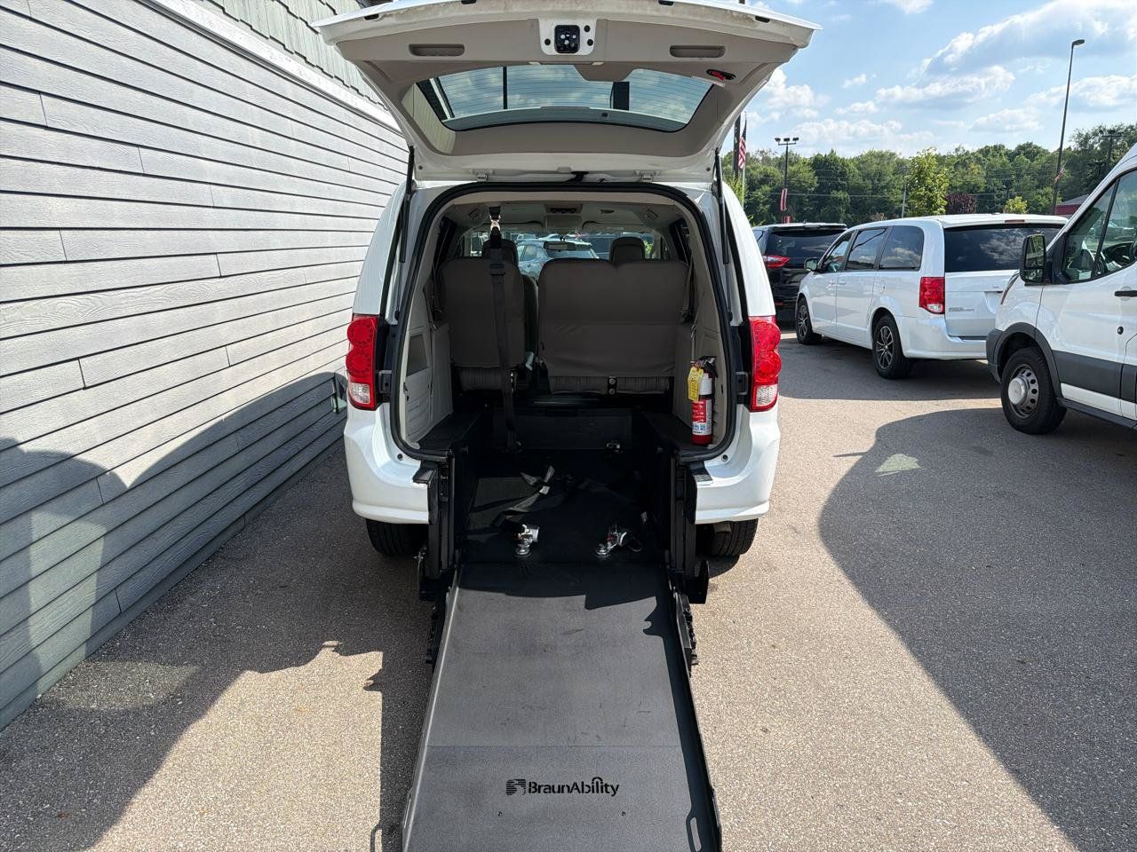 Used 2017 Dodge Grand Caravan SE w/ Power Window Group FWD image 3