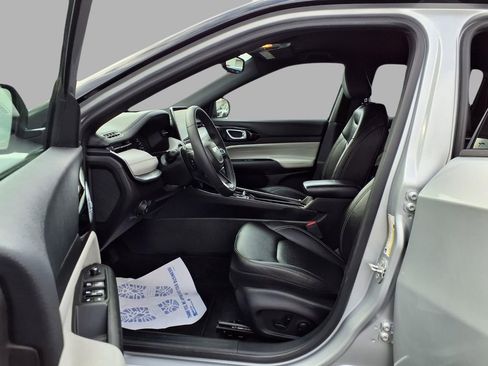 Used 2025 Jeep Compass Limited image 22